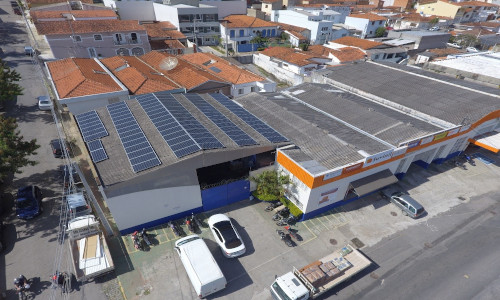 Loja de materiais de construção implanta FV e reduz custo de energia