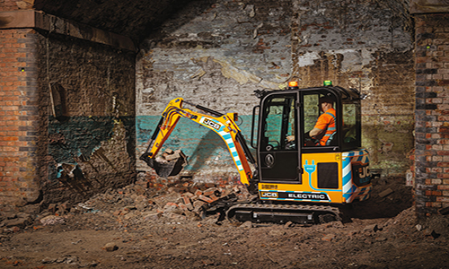 JCB lança miniescavadeira elétrica no Brasil