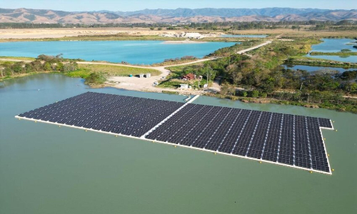 Solar flutuante em cava de mineradora entra em operação em Roseira