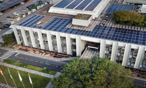 Câmara de vereadores de Porto Alegre inaugura usina solar fotovoltaica