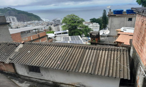 Hoymiles e WIN Solar Apoiam Projeto Inovador: Revolusolar a frente da instalação de telhas solares em favela no Rio de Janeiro.