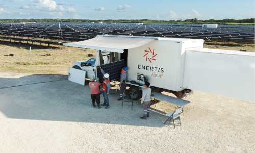 Laboratório móvel testa módulos nas usinas solares fotovoltaicas