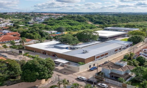 Enerzee implanta microrrede com baterias em escola no MT